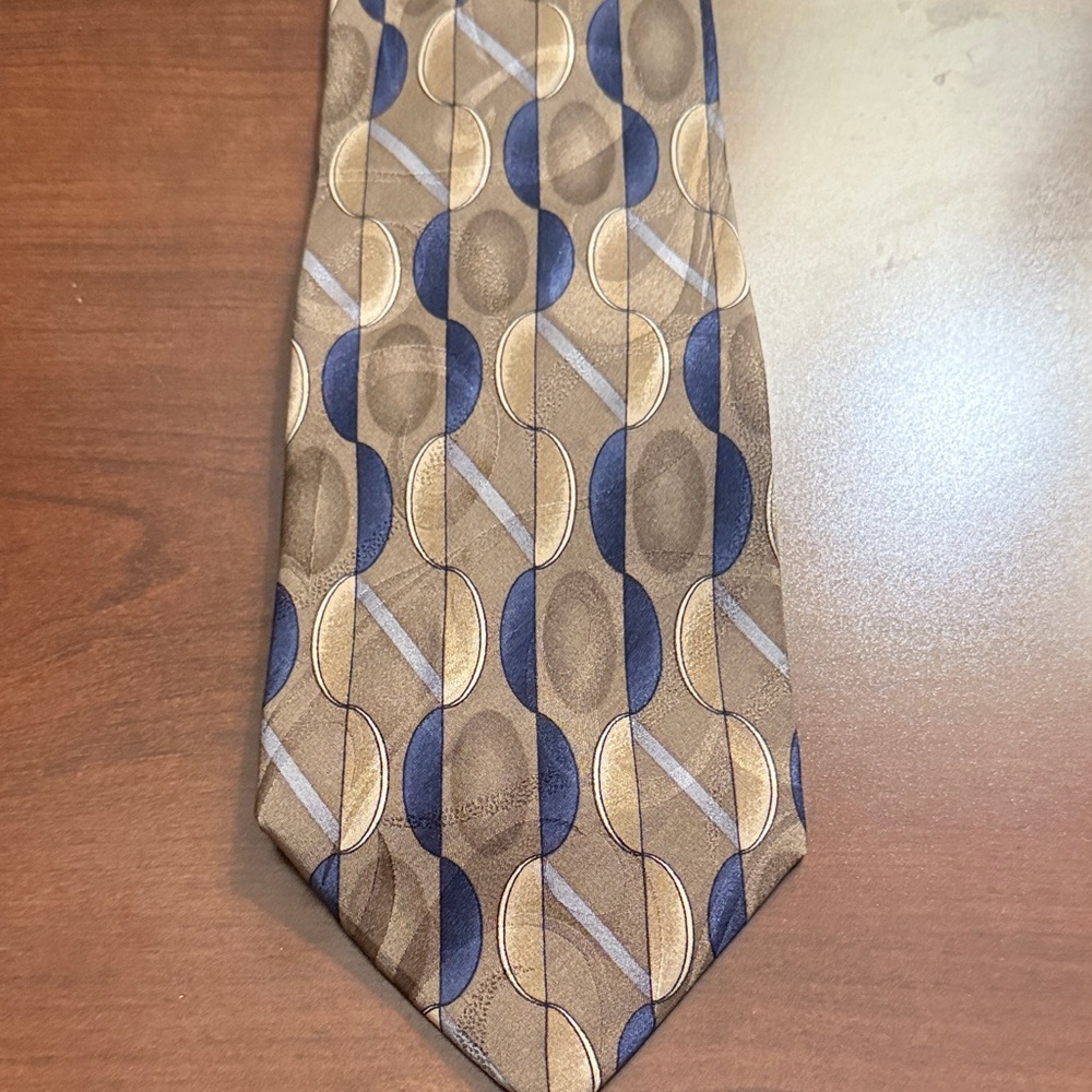 Elegant 100% Silk Daniel Hechter Geometric Patterned Tie in Blue and Brown